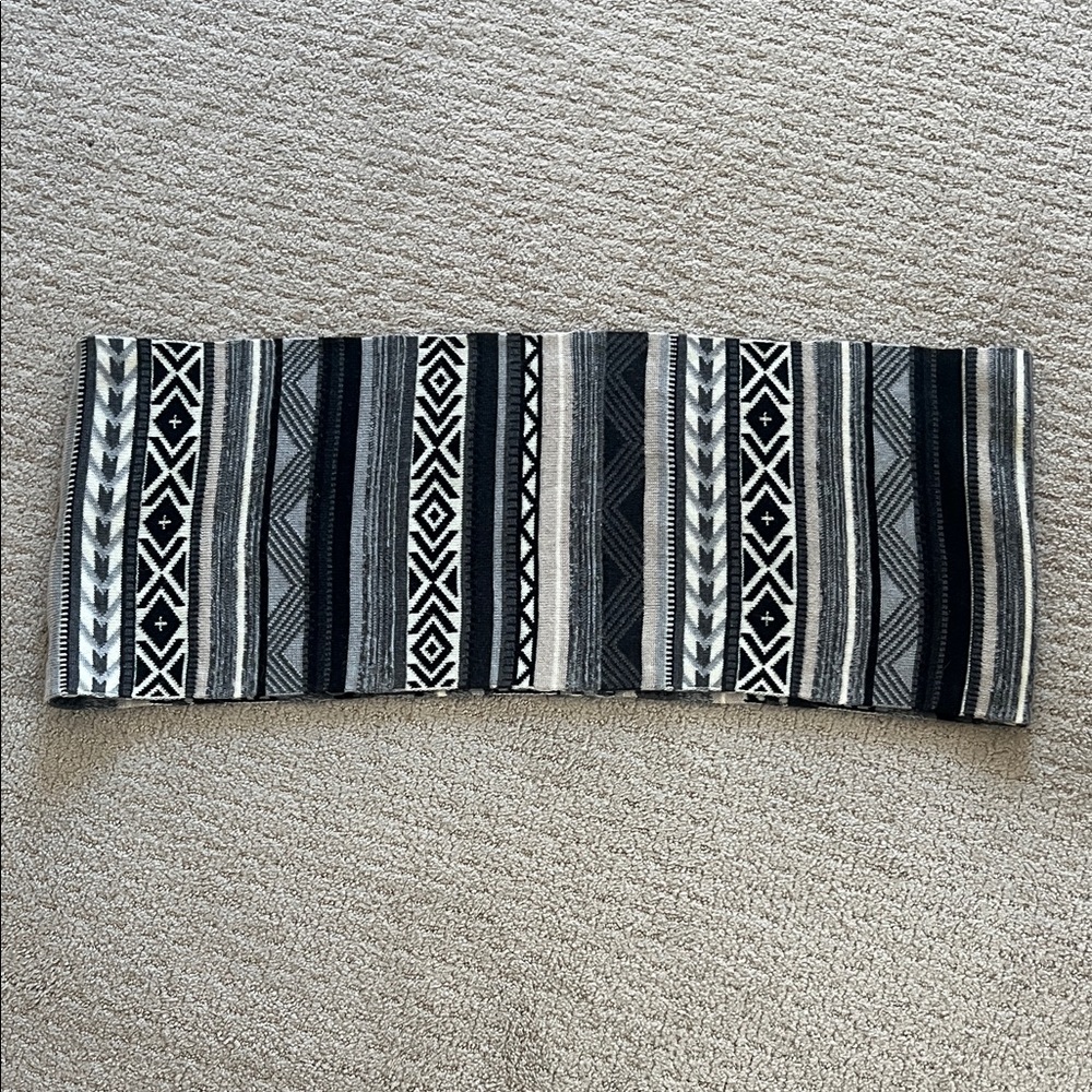 Women’s black and white geometric pattern circle scarf